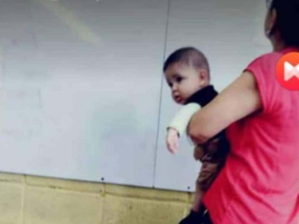 Maestra de la UNAH carga bebé de estudiante para que realizara anotaciones de la clase