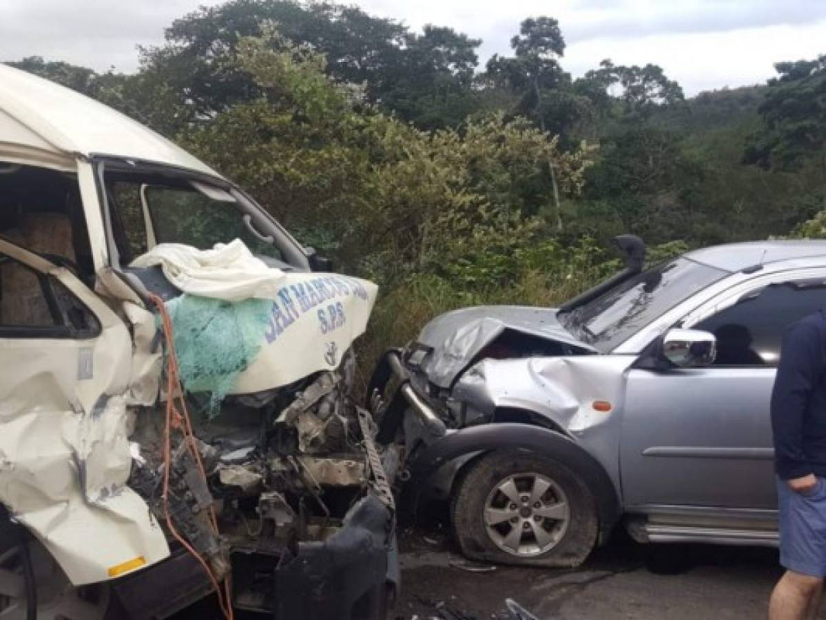 Fuerte colisión deja tres personas heridas en Santa Bárbara