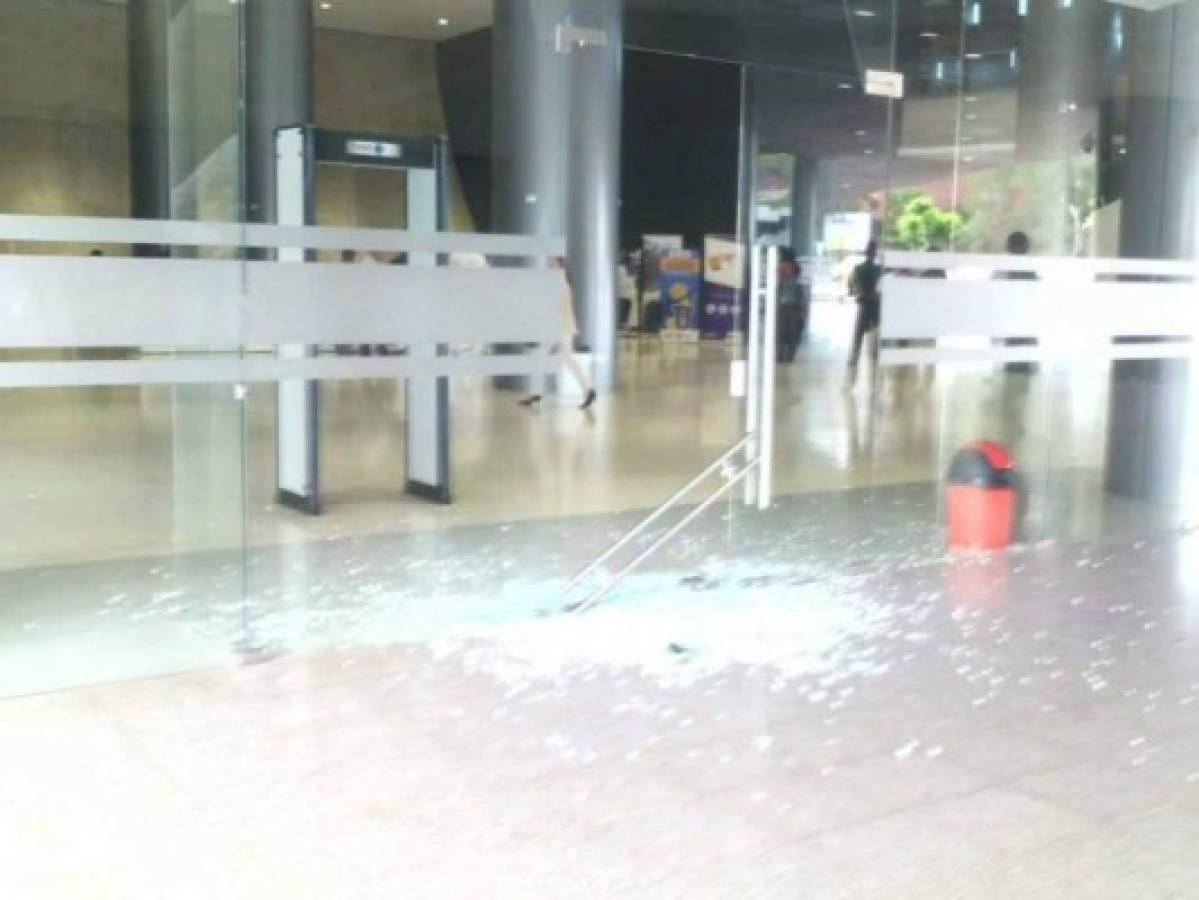 Encapuchados del MEU quiebran vidrios del edificio administrativo de la UNAH