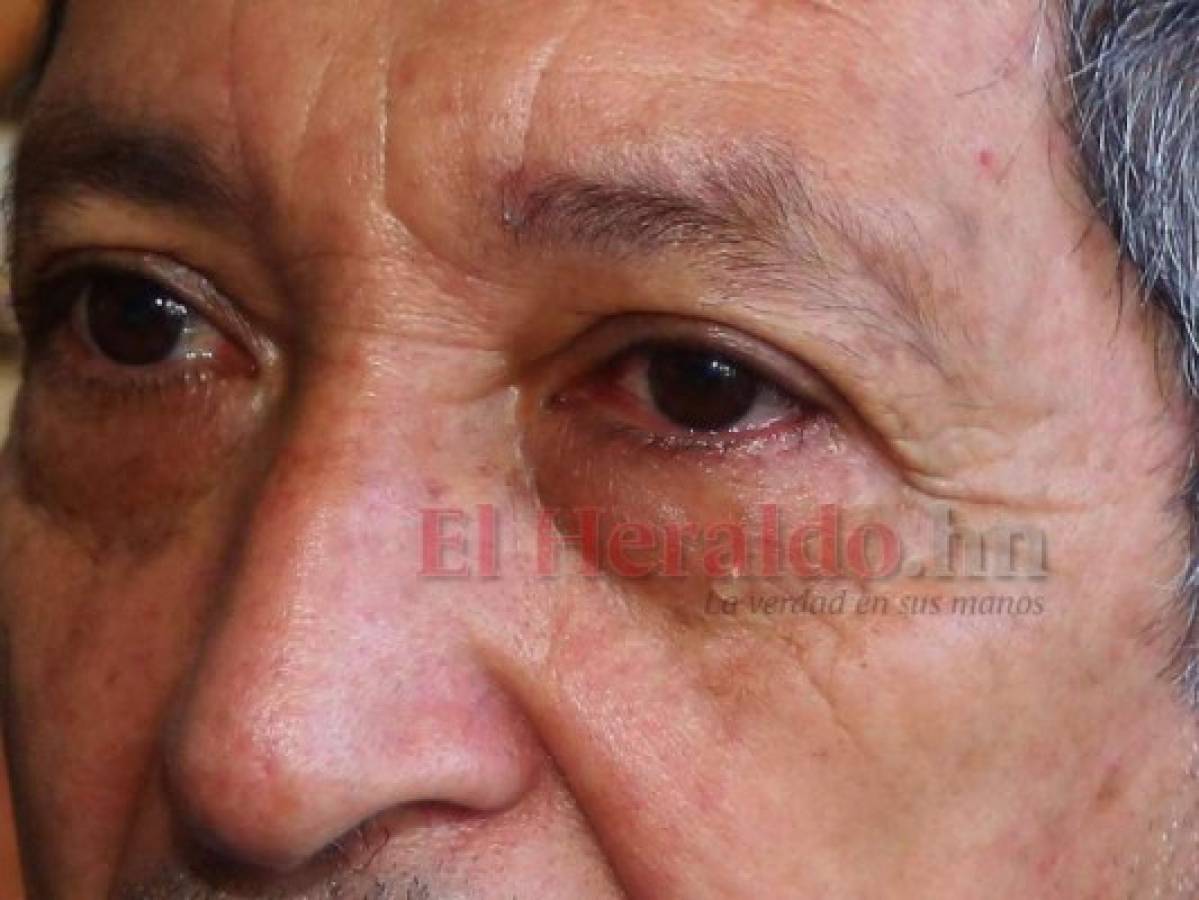 Una lágrima recorrió la mejilla de Ramón Coto al recordar su dura infancia. Foto: Johny Magallanes / EL HERALDO.