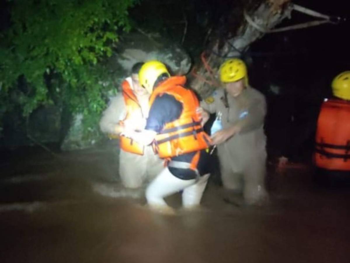 Rescatan a ocho personas atrapadas en el río Jacaleapa