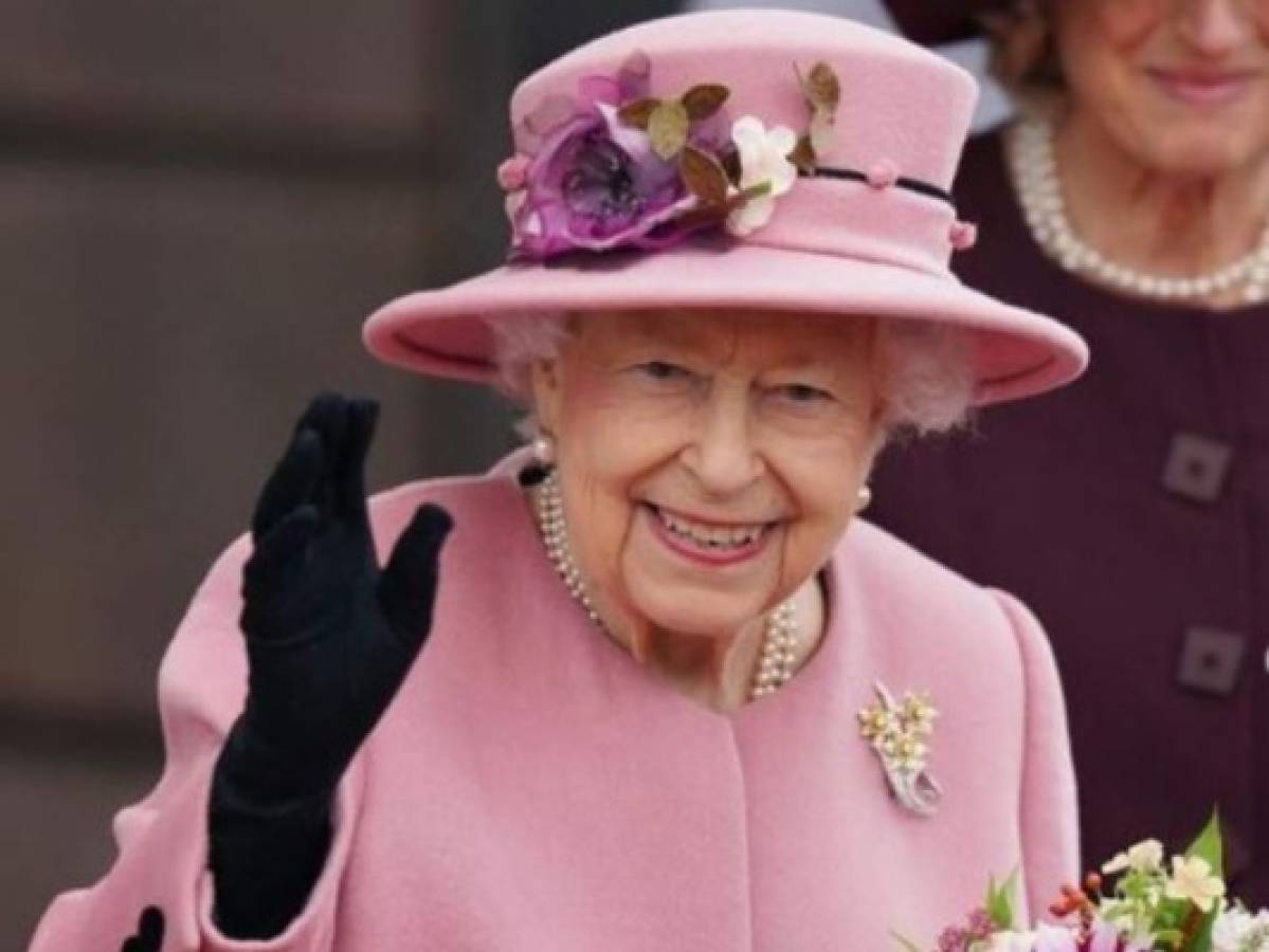 Médicos aconsejan a la reina Isabel II guardar reposo y cancelar viaje