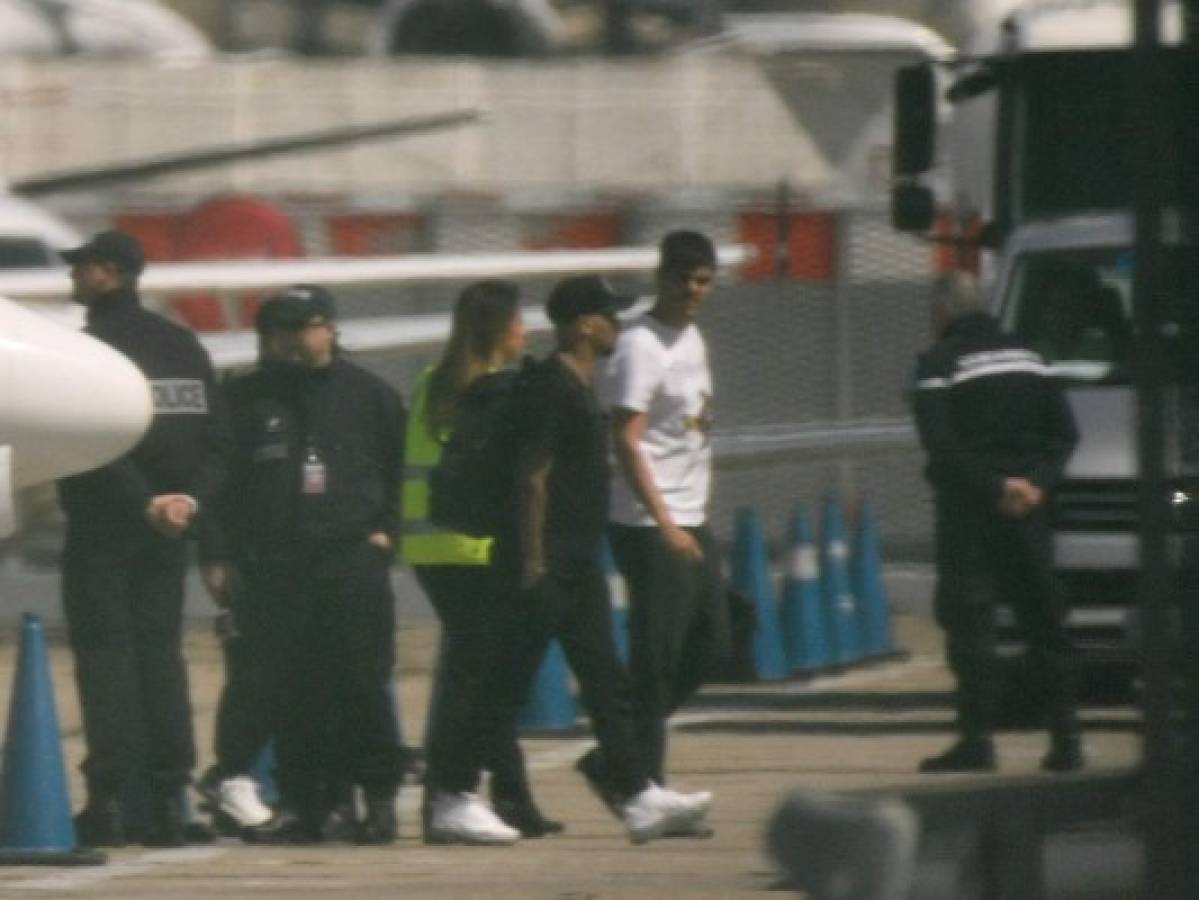 Paris Saint-Germain's Brazilian forward Neymar is pictured as he disembarks a private jet on the tarmac of Le Bourget airport near Paris on May 4, 2018.While his return is too late to have any impact for his club, Brazil fans are desperate for their iconic star to lead the team out at the Wold Cup in Russia. The 26-year-old Paris Saint-Germain forward -- at 220 million euros ($263 million) the most expensive player in history -- broke a bone in his right foot on February 25 playing for PSG and has been in a race for fitness since undergoing surgery in Brazil on March 3. / AFP PHOTO / CHRISTOPHE SIMON