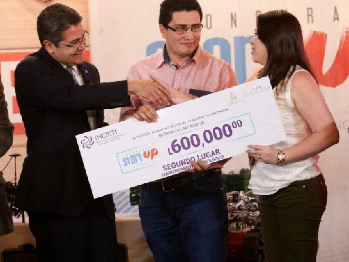 El presidente de Honduras Juan Orlando Hernández premiando el emprendimiento de los jóvenes.