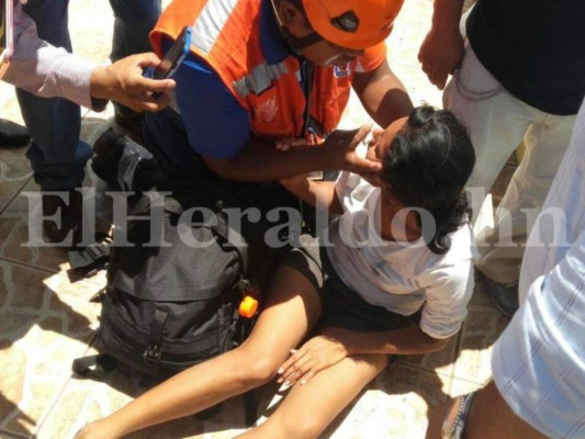 Los paramédicos de COPECO y Bomberos atendieron a las personas en el lugar (Foto: Javier Flores/ El Heraldo Honduras/Sucesos de Honduras)