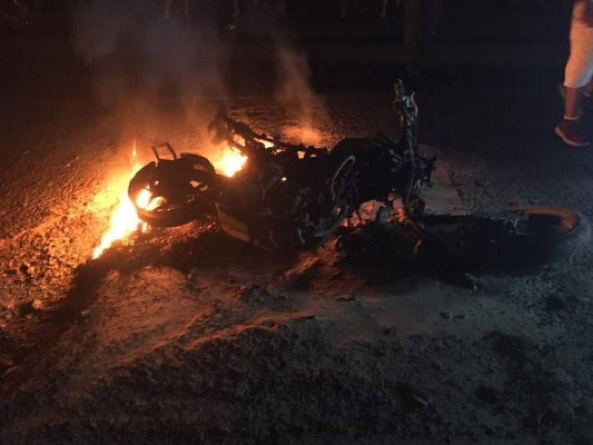 La motocicleta estalló luego del fuerte encontronazo que segó la vida de ambos hermanos.
