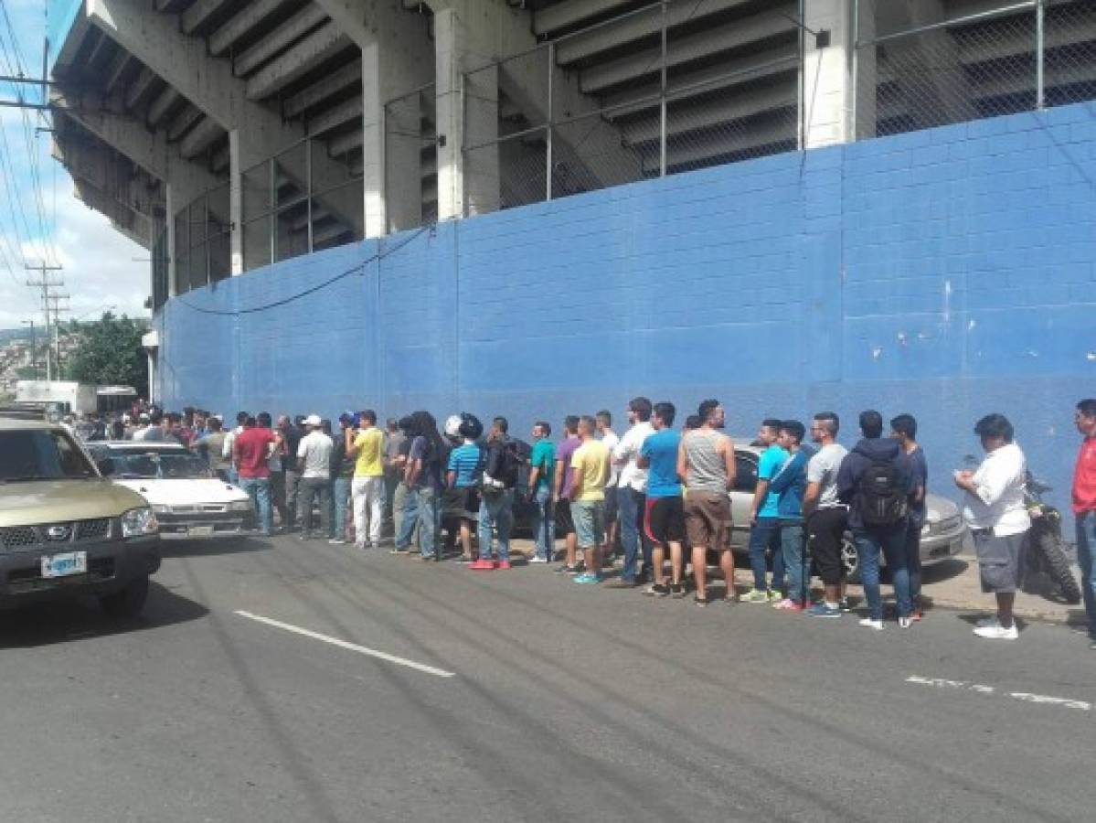 Cientos de aficionados se hicieron presente a las afueras del Nacional para comprar su boleto (Foto: Ronal Aceituno)