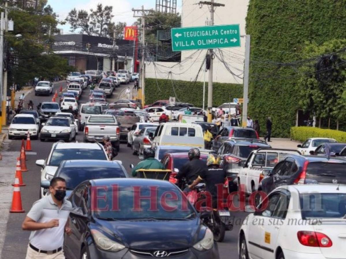 Desorden y tráfico vial se forma a diario en los alrededores del CCG