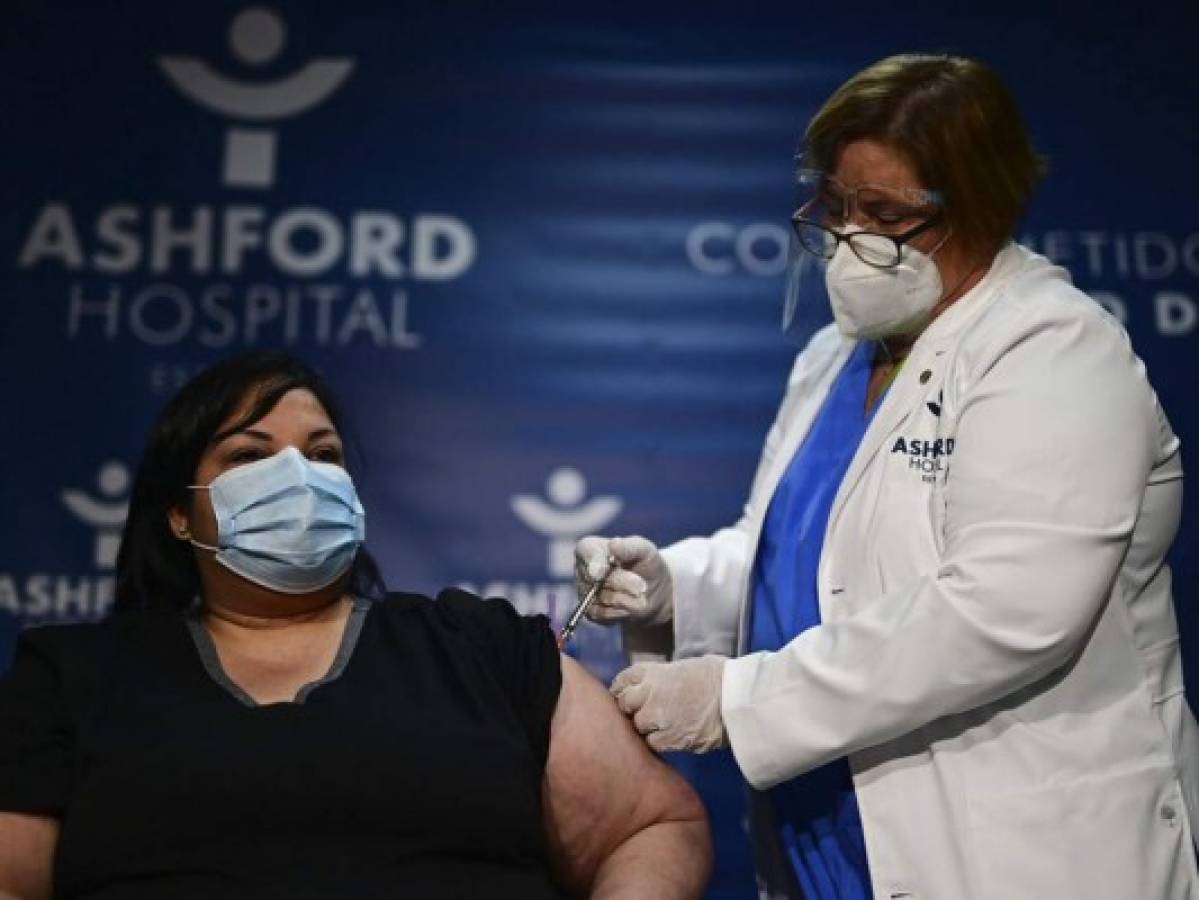 Mujer que atendió primeros casos de covid-19 en Puerto Rico recibe vacuna