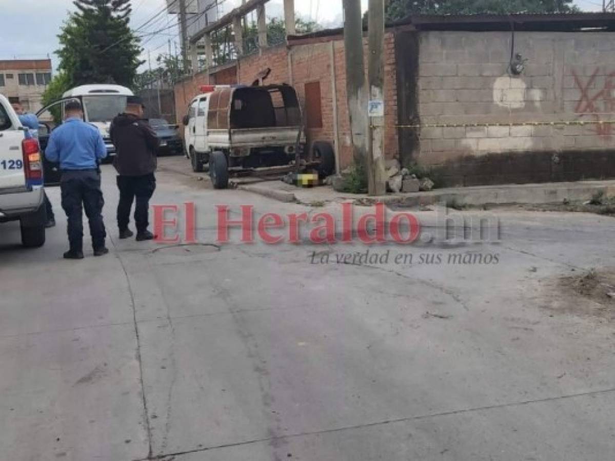 Agentes de la Policía Nacional acordonaron la escena para comenzar con las debidas pesquisas. Foto: Estalin Irías/ EL HERALDO