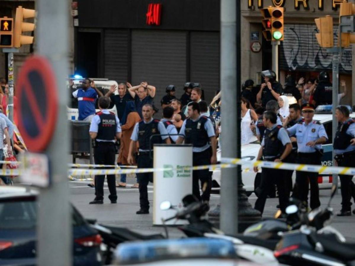 Hondureña sale lesionada en atentado terrorista en Barcelona