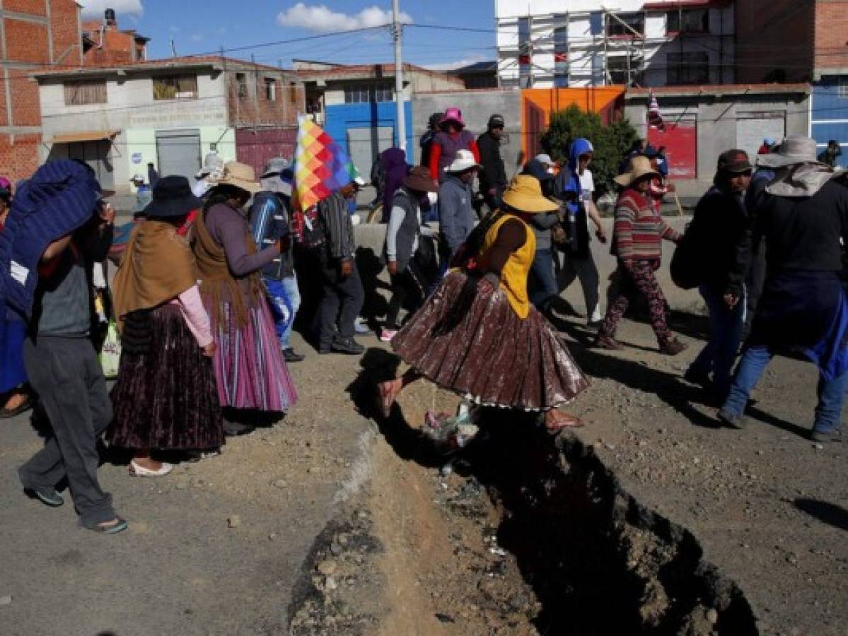 Escasez de alimentos y gasolina por protestas en Bolivia 