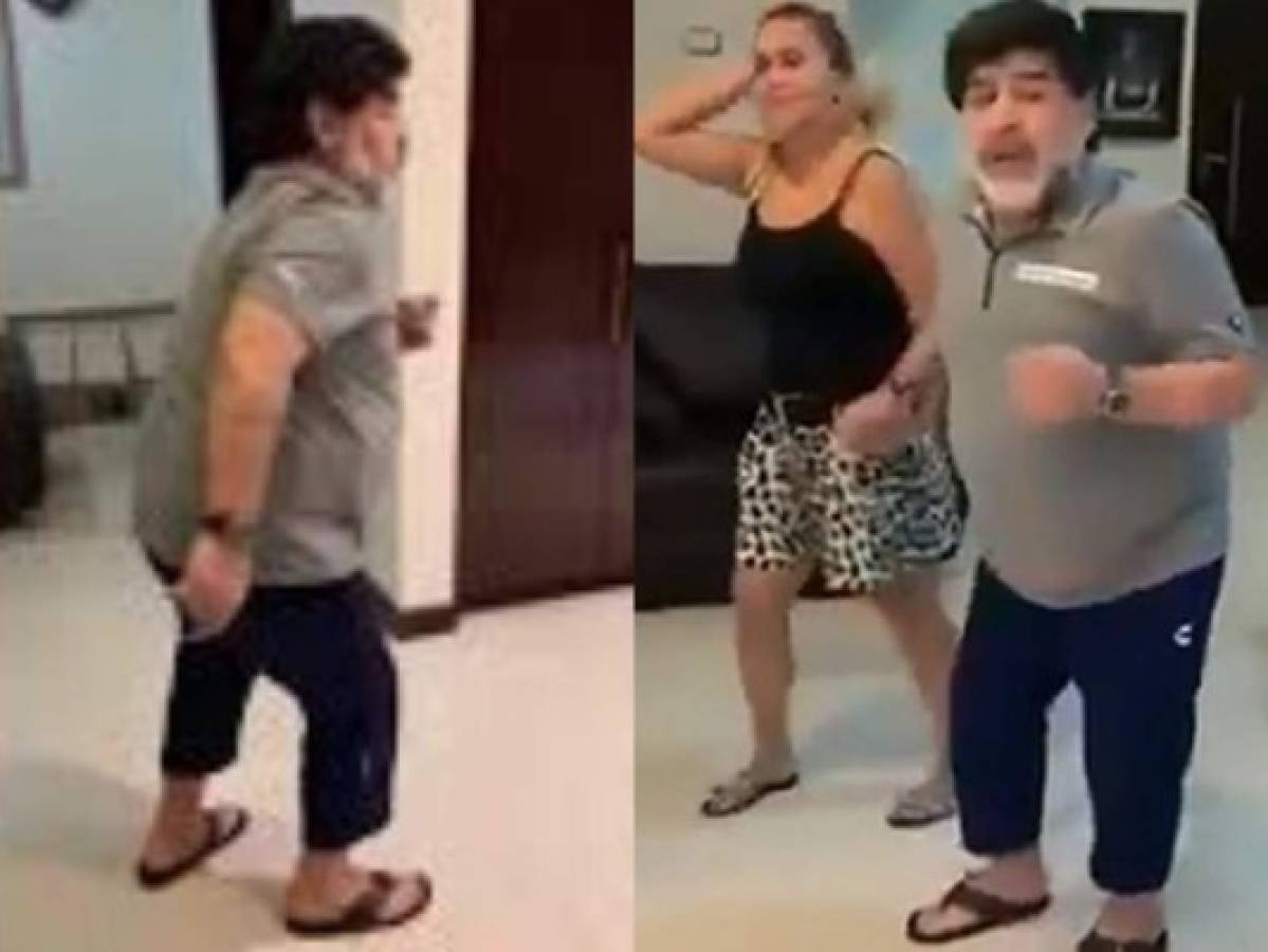 VIDEO: Maradona se baja los pantalones mientras baila el 'bombón asesino'