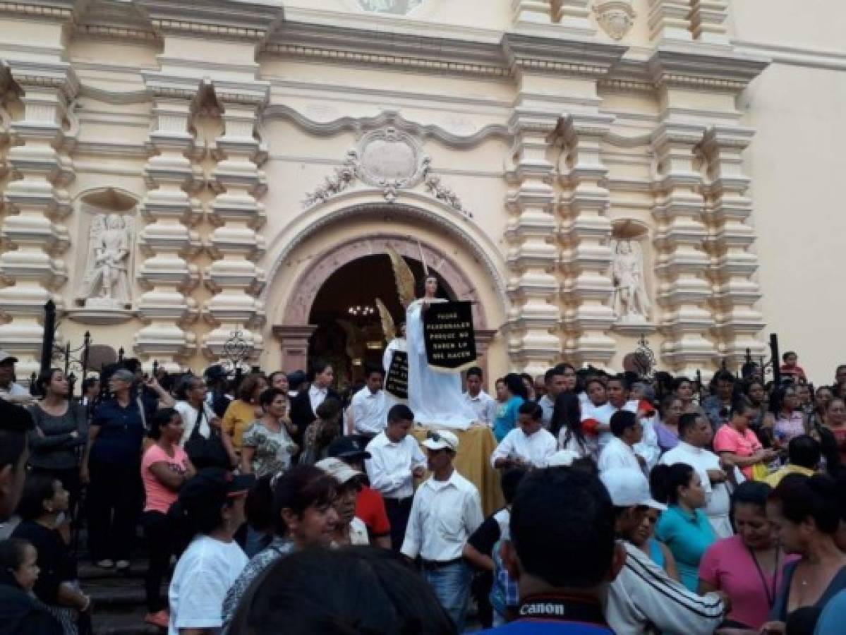 Desde la Catedral de Tegucigalpa partió la procesión que conmemora el Santo Entierro. (Foto: Cortesía Radio América)