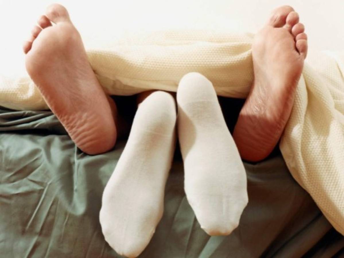 Calcetines durante la intimidad ¿sí o no?: Un estudio responde el eterno debate