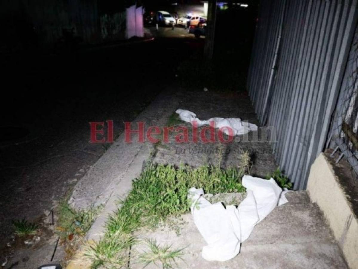 Algunos trajes de bioseguridad quedaron dispersos en el exterior de la vivienda. Foto: Emilio Flores/ EL HERALDO