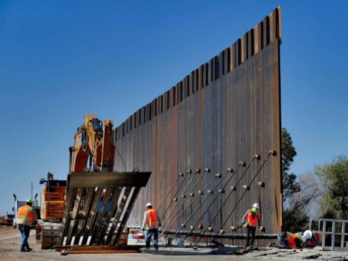 El muro fronterizo de Trump toma forma en Yuma, Arizona