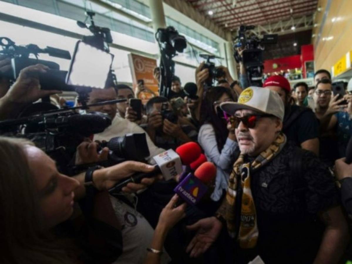 Diego Armando Maradona llega a México y alista encuentro con sus nuevos jugadores
