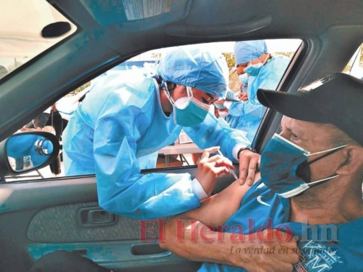 Algunos ancianos pagaron taxi para no esperar hasta el lunes 24 de mayo que inicia para ancianos que lleguen a los centros de vacunación habilitados. Salud abrirá ocho puntos peatonales más. Fotos: Johny Magallanes/El Heraldo