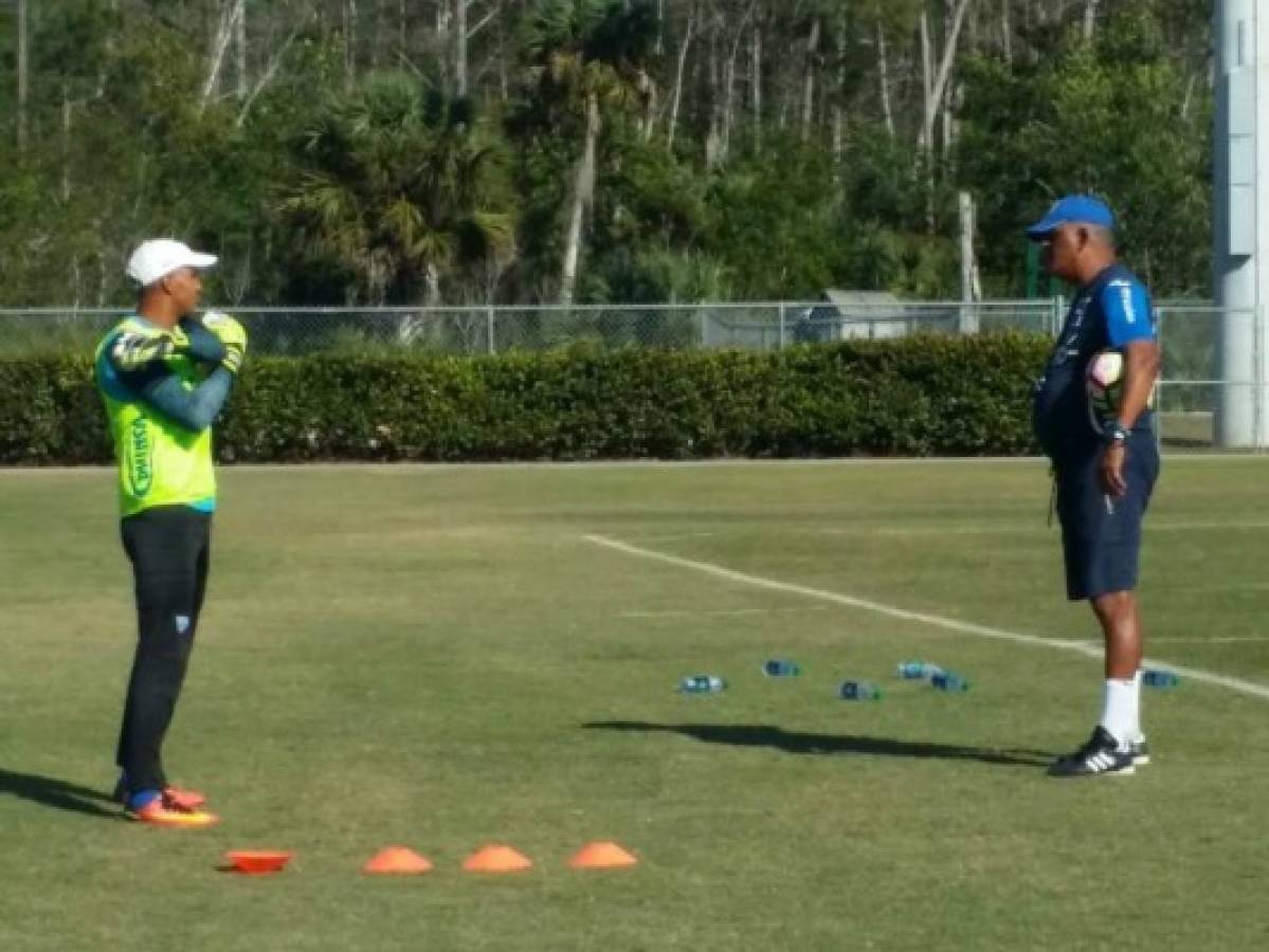 Donis Escober arribó este lunes al campo de entrenamiento de la Selección
