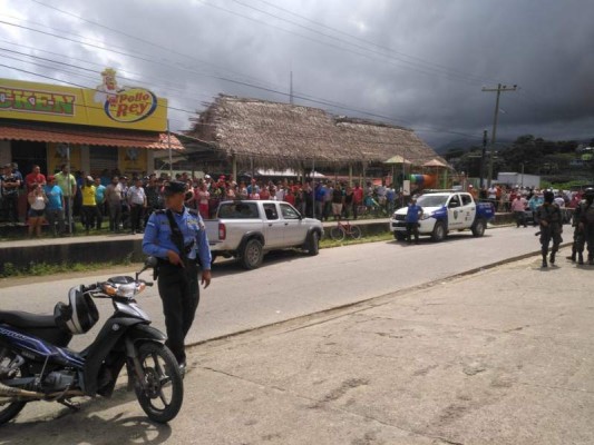 El carro quedó en la orilla de la calle de la colonia Suyapa de la ciudad de La Ceiba.