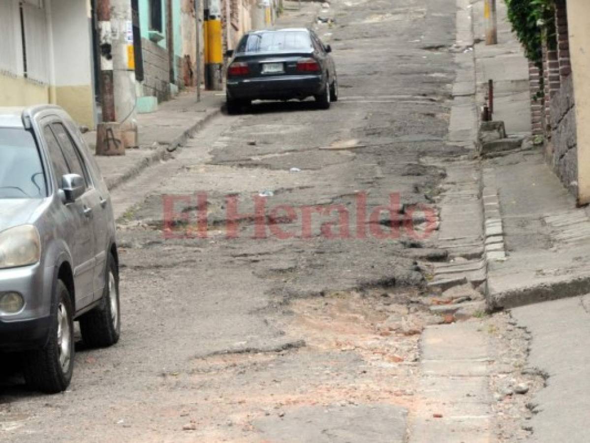 Llena de cráteres está una calle del barrio La Ronda en la capital de Honduras