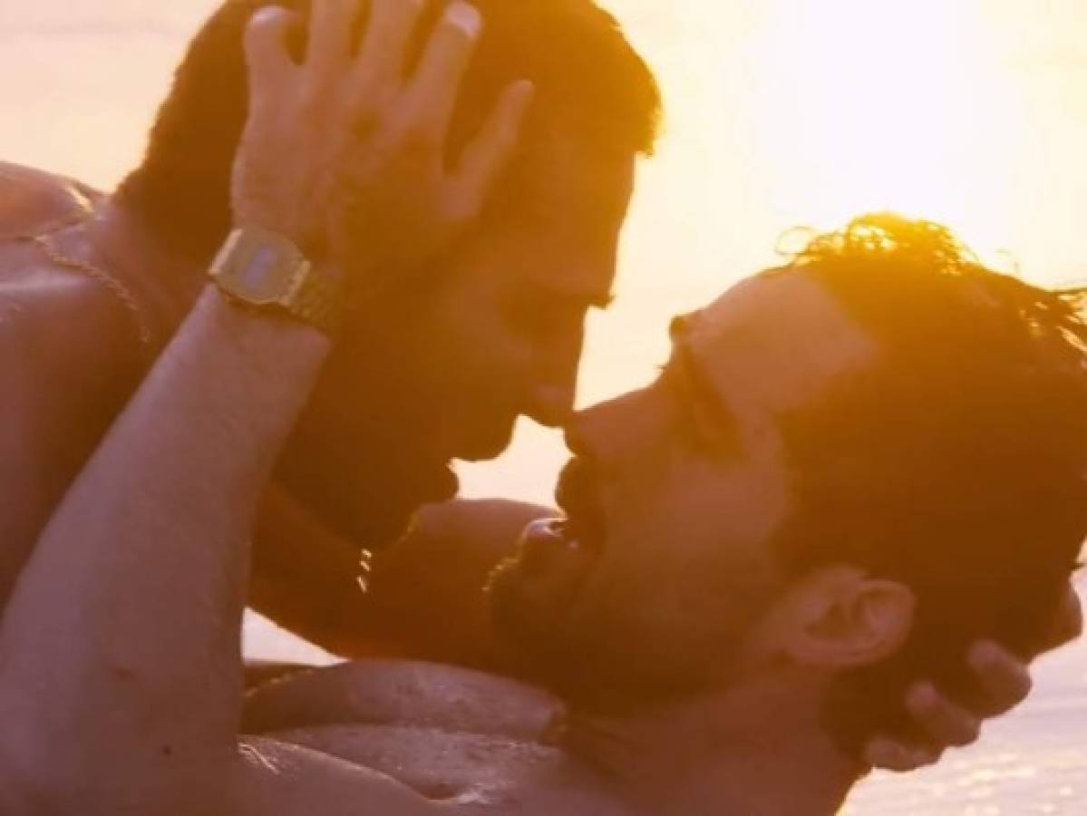 Poncho Herrera y su apasionado beso gay en la playa