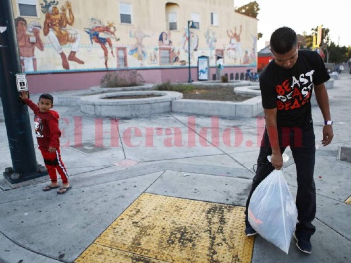 Padre hondureño y su hijo, que fueron separados en la frontera, luchan por un mejor futuro