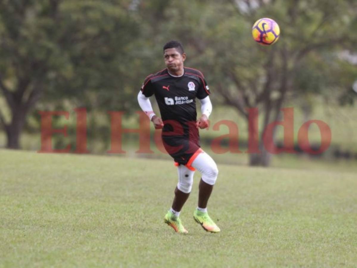 Carlo Costly entrenó con Olimpia pero pensando en la propuesta del fútbol de Chile