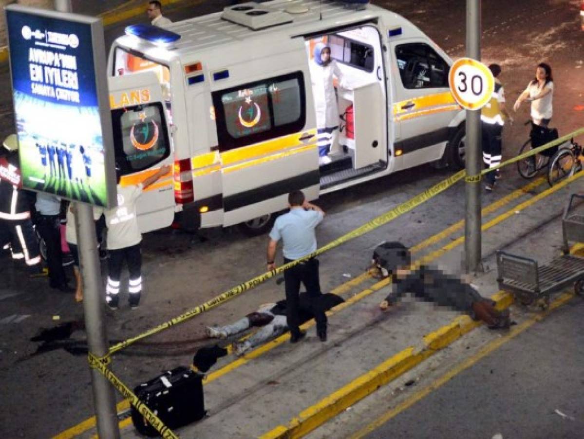 Turquía: Decenas de muertos por atentado en aeropuerto de Estambul    
