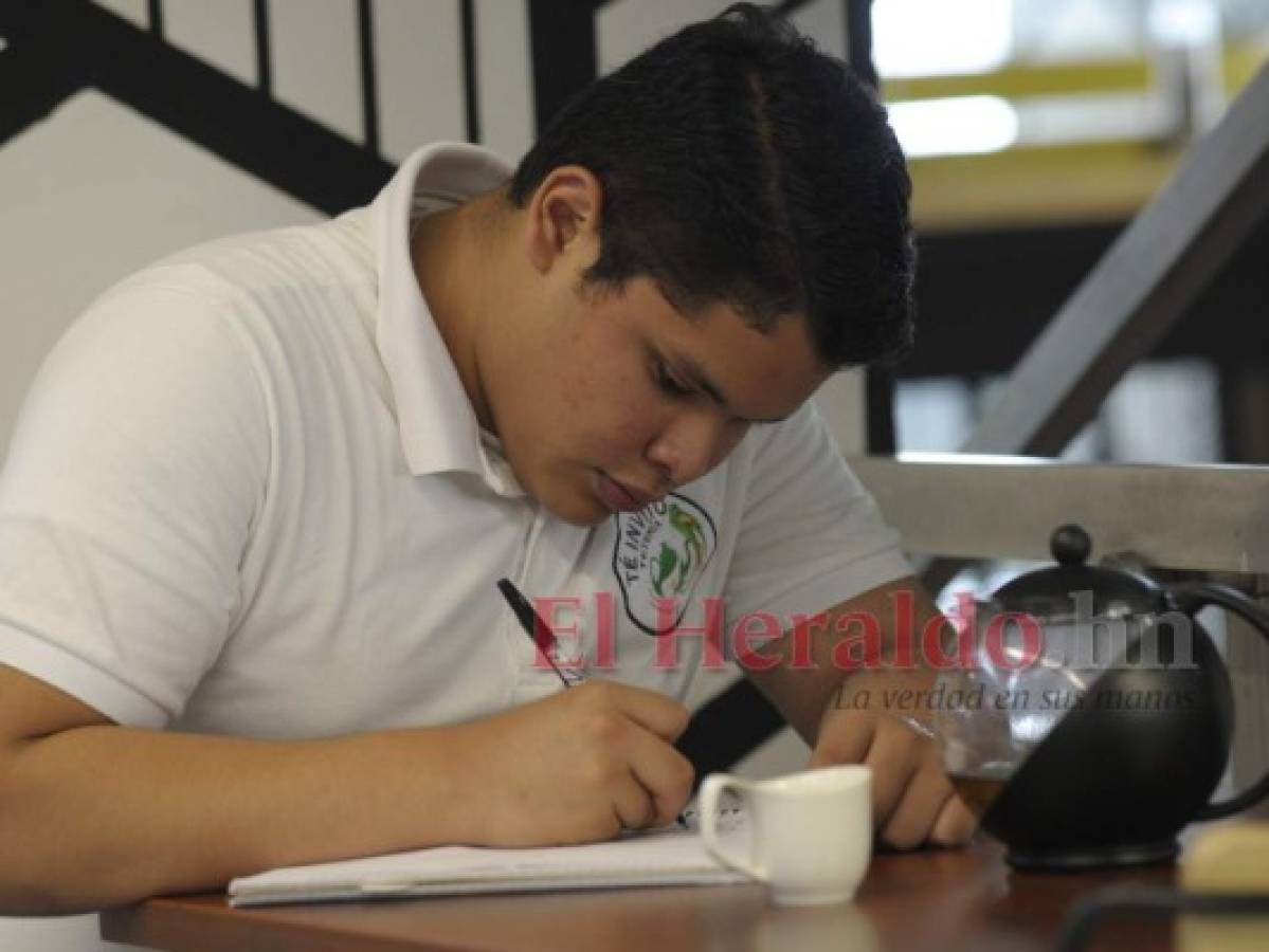 José Guillermo, el cipote de 17 años que le pone magia al té