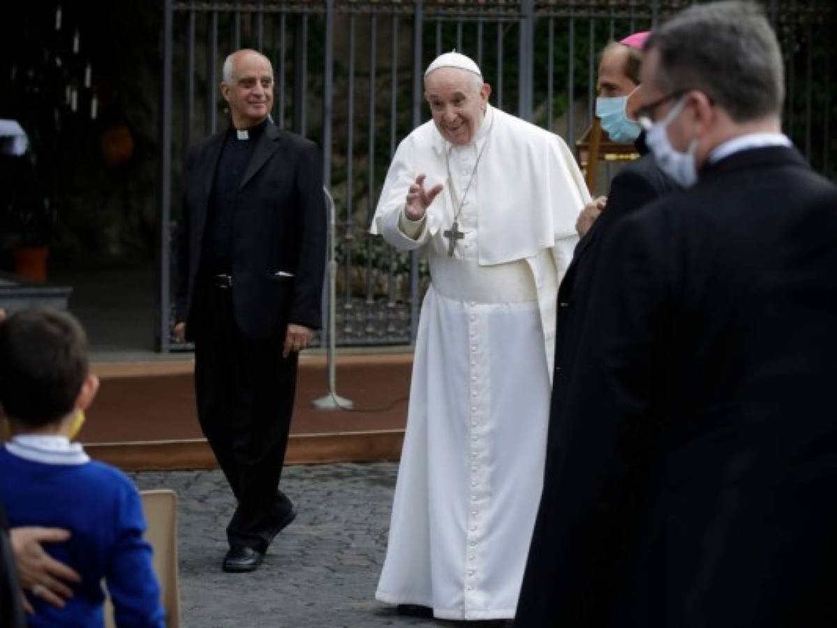 Transmiten en Facebook oración del Papa junto a 100 fieles en el Vaticano   