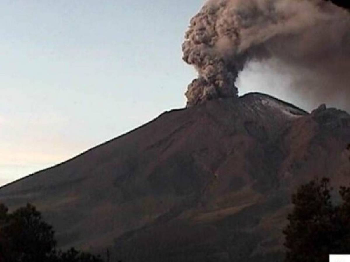 Sur de México se cubre de ceniza del volcán Popocatépetl