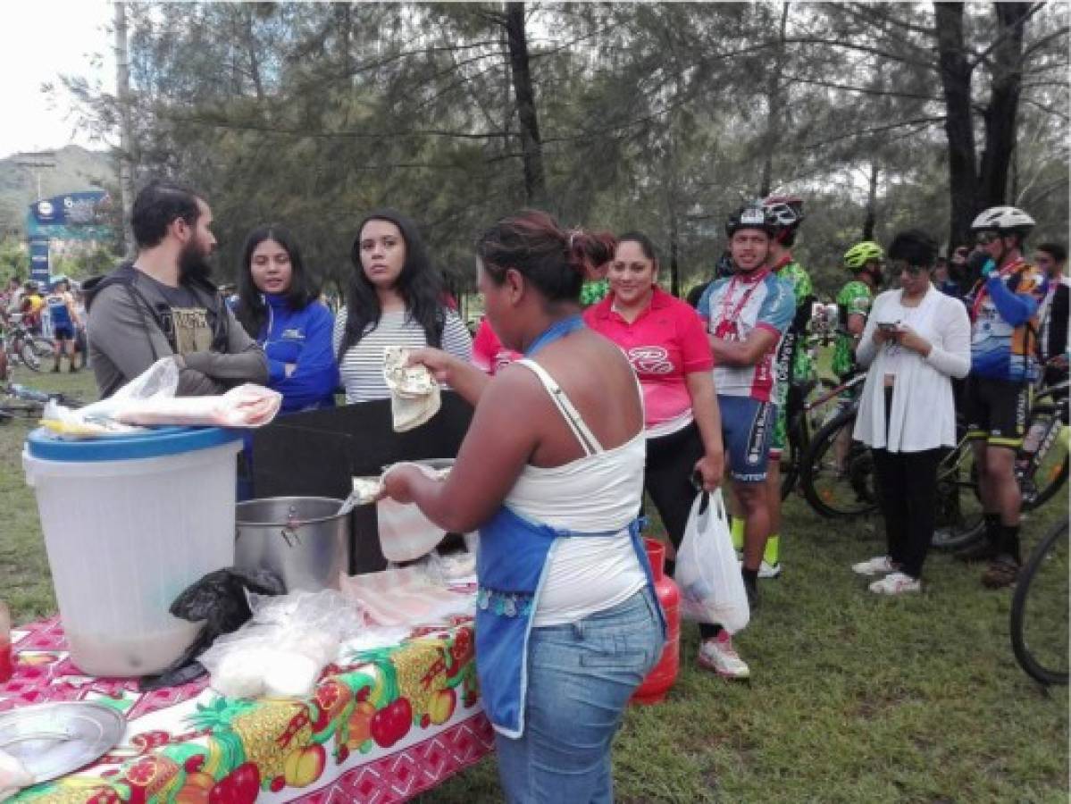 Con baleadas y horchata recuperan fuerzas los ciclistas