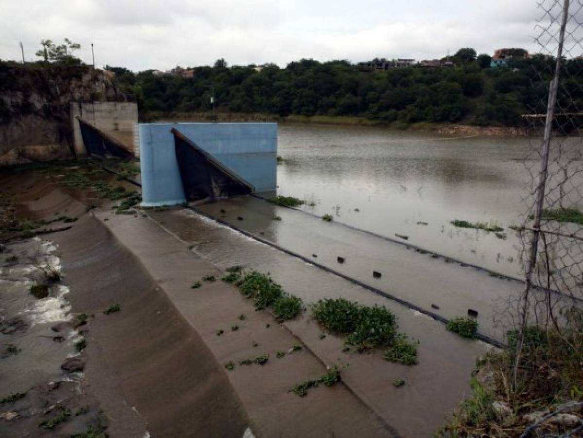 Represa Los Laureles alcanza un leve rebose