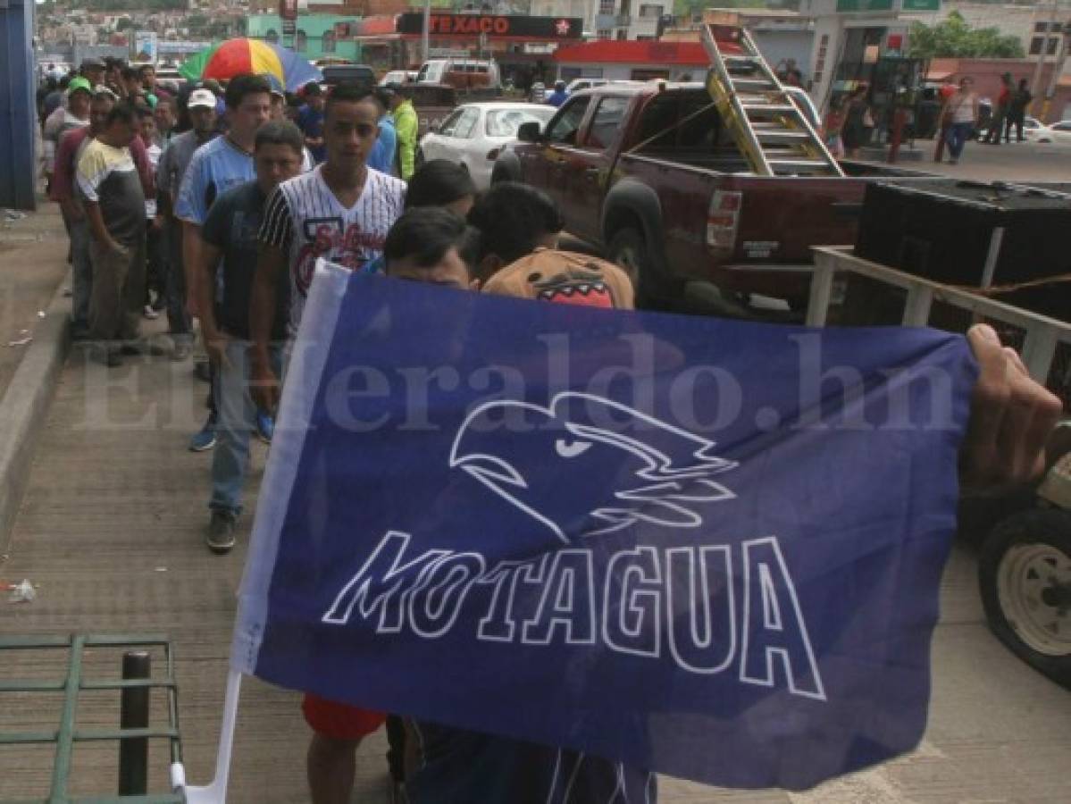 Extensas filas para adquirir boletos de la Gran Final entre Motagua y Honduras de El Progreso