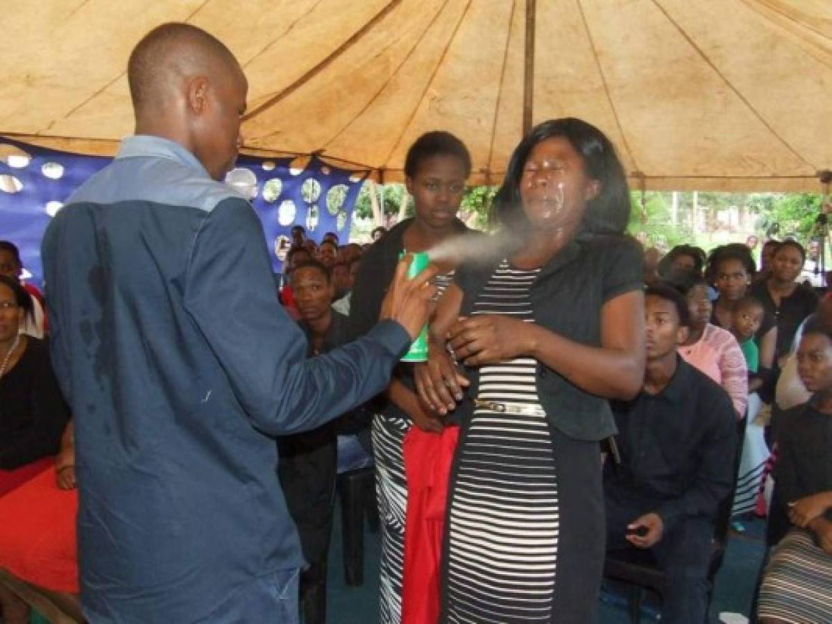 Pastor rocía insecticida a sus fieles para curar sus enfermedades