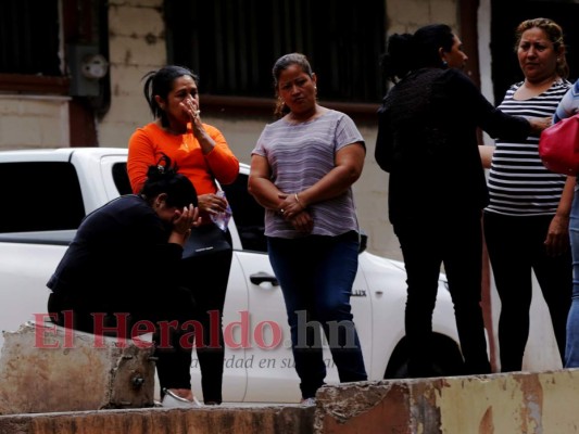 Los familiares cercanos de Eddy Flores mientras esperaban en las afueras de Medicina Forense a que les entregaran el cuerpo.