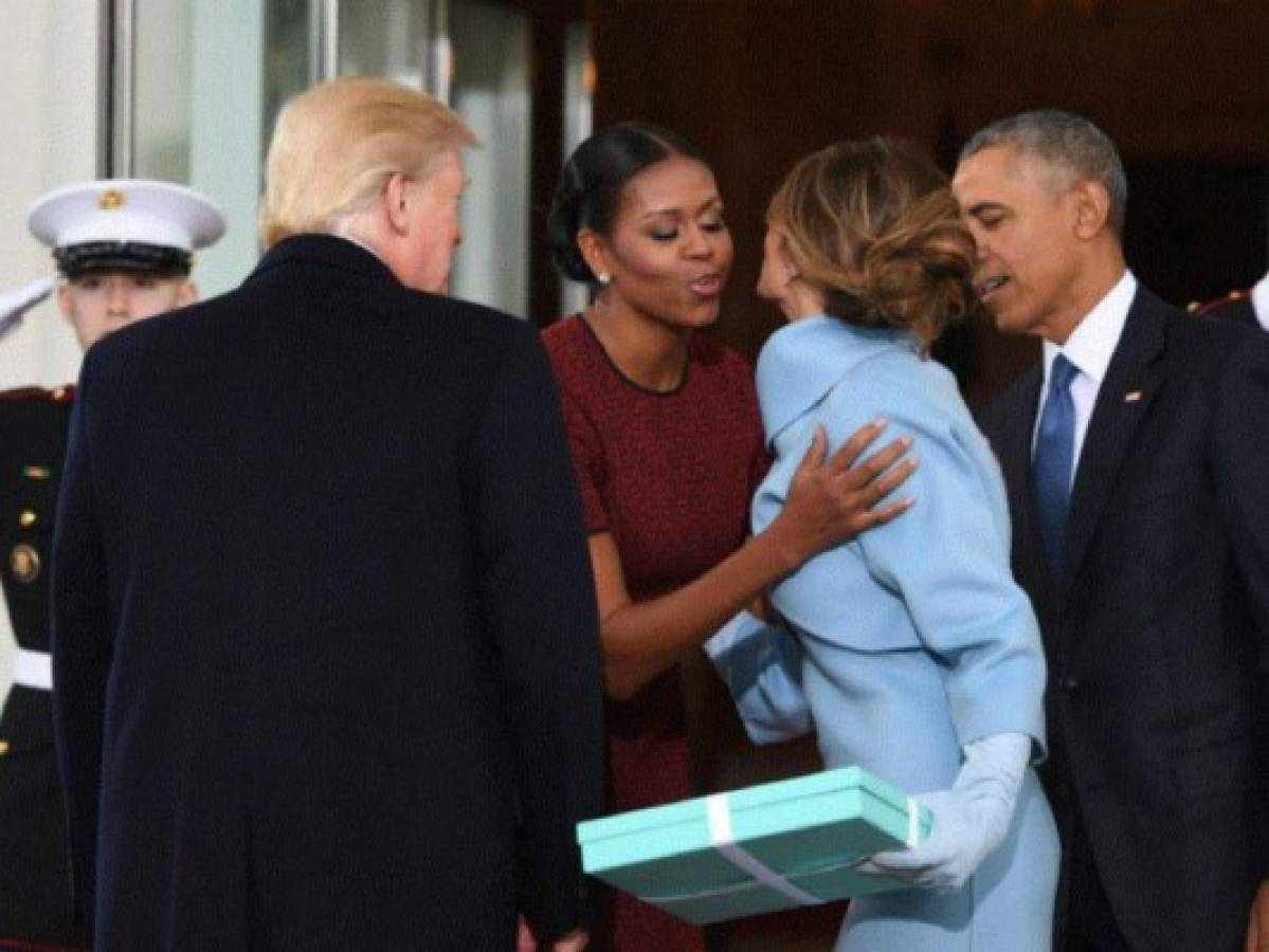 Michelle Obama revela contenido del regalo que le dio Melania Trump en la toma de posesión