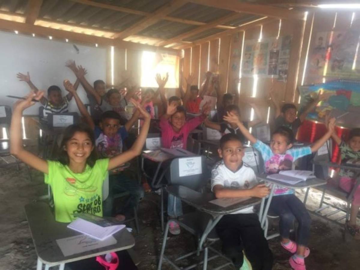 Los niños de la Escuela El Zurzular cambian los troncos por pupitres