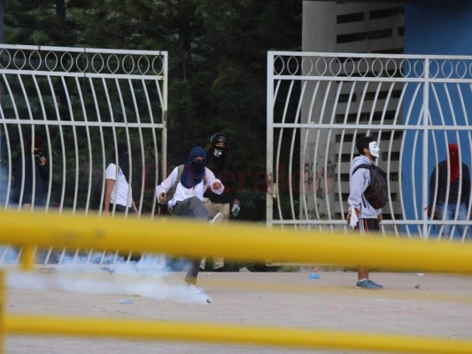 Presuntos estudiantes de la UNAH se toma el bulevar Suyapa en 'apoyo a la caravana migrante'