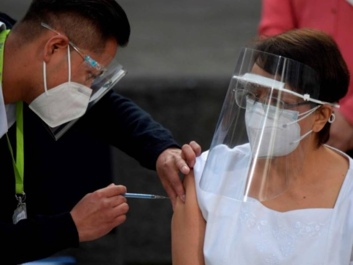 'Estoy un poco nerviosa': México aplica a enfermera primera dosis de vacuna contra covid-19  