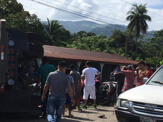 Cuatro personas muertas y al menos siete heridas deja accidente de tránsito en Yoro