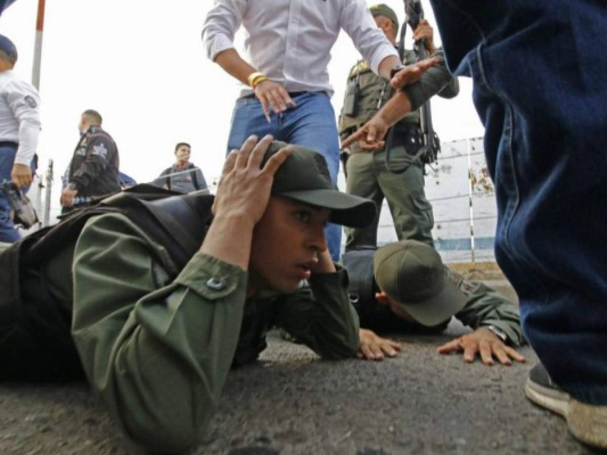 Cuatro militares venezolanos desertan tras cruzar bloqueada frontera con Colombia 