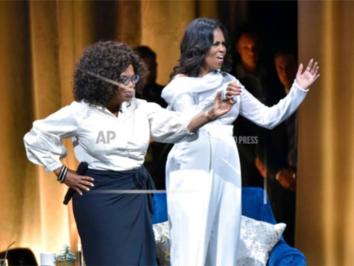 Michelle Obama inicia gira para presentar su libro con Oprah Winfrey