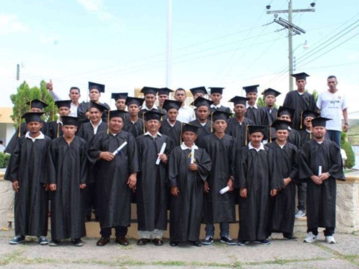 Fotografia grupal de los graduandos.