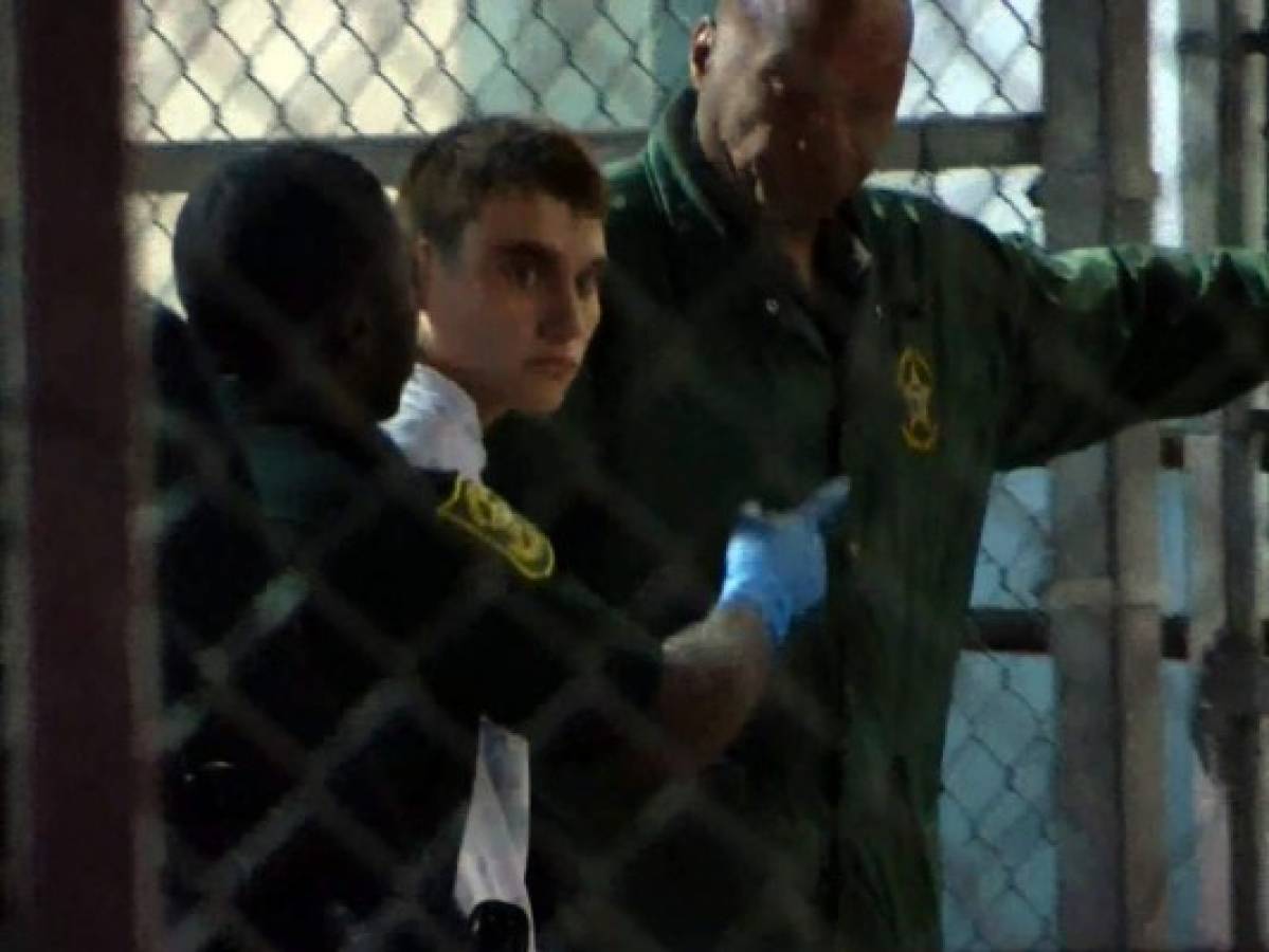Inculpan por 17 asesinatos con premeditación a joven que atacó escuela en Florida