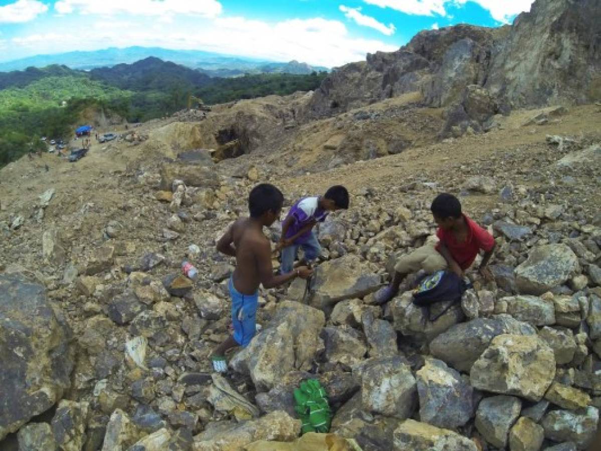 Los niños topo caen en la fiebre del oro en El Corpus, Choluteca