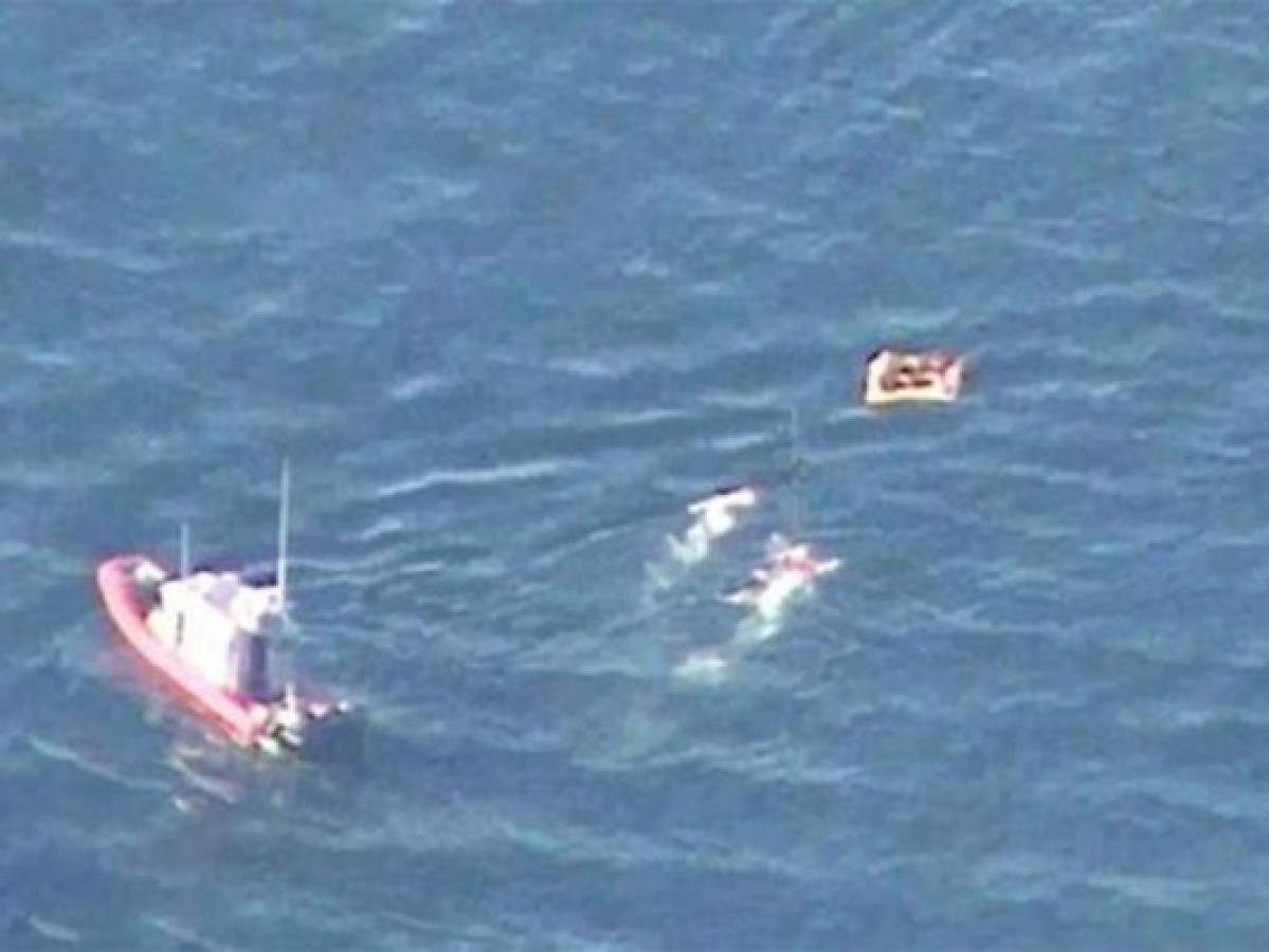 México: rescatan con vida a 4 personas de avioneta que cayó al mar 