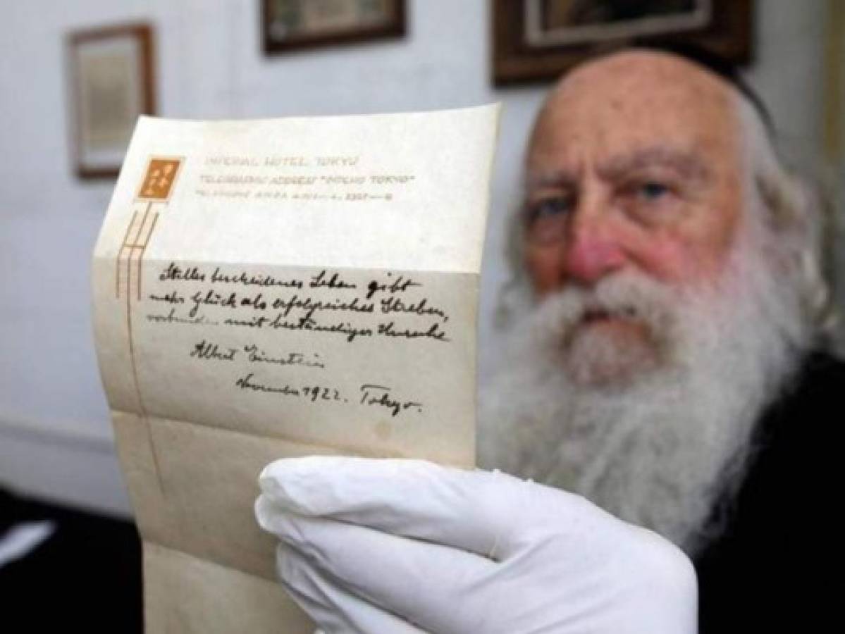 Venden carta de Albert Einstein que cuestiona existencia de Dios por millonaria suma